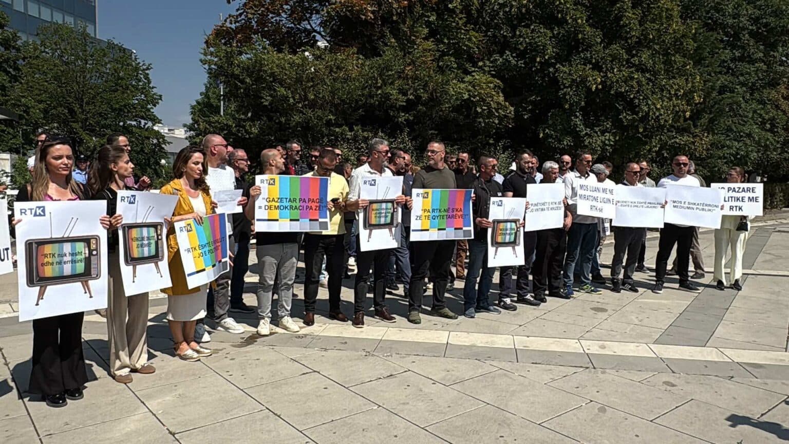 Gazetar pa pagë, demokraci pa zë”: Punëtorët e RTK-së protestojnë për shkak të mosalokimit të buxhetit
