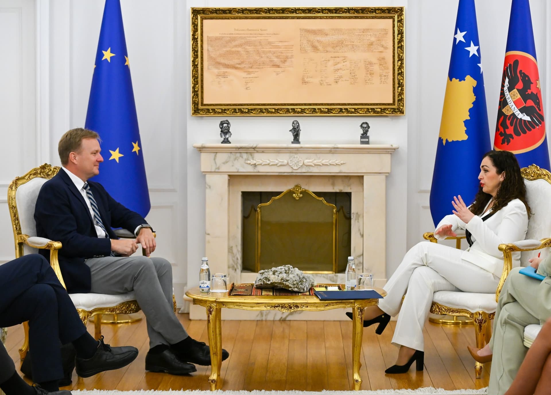 Pas takimit me Sorensen, Osmani kërkon nga BE-ja heqjen e masave të padrejta ndaj Kosovës