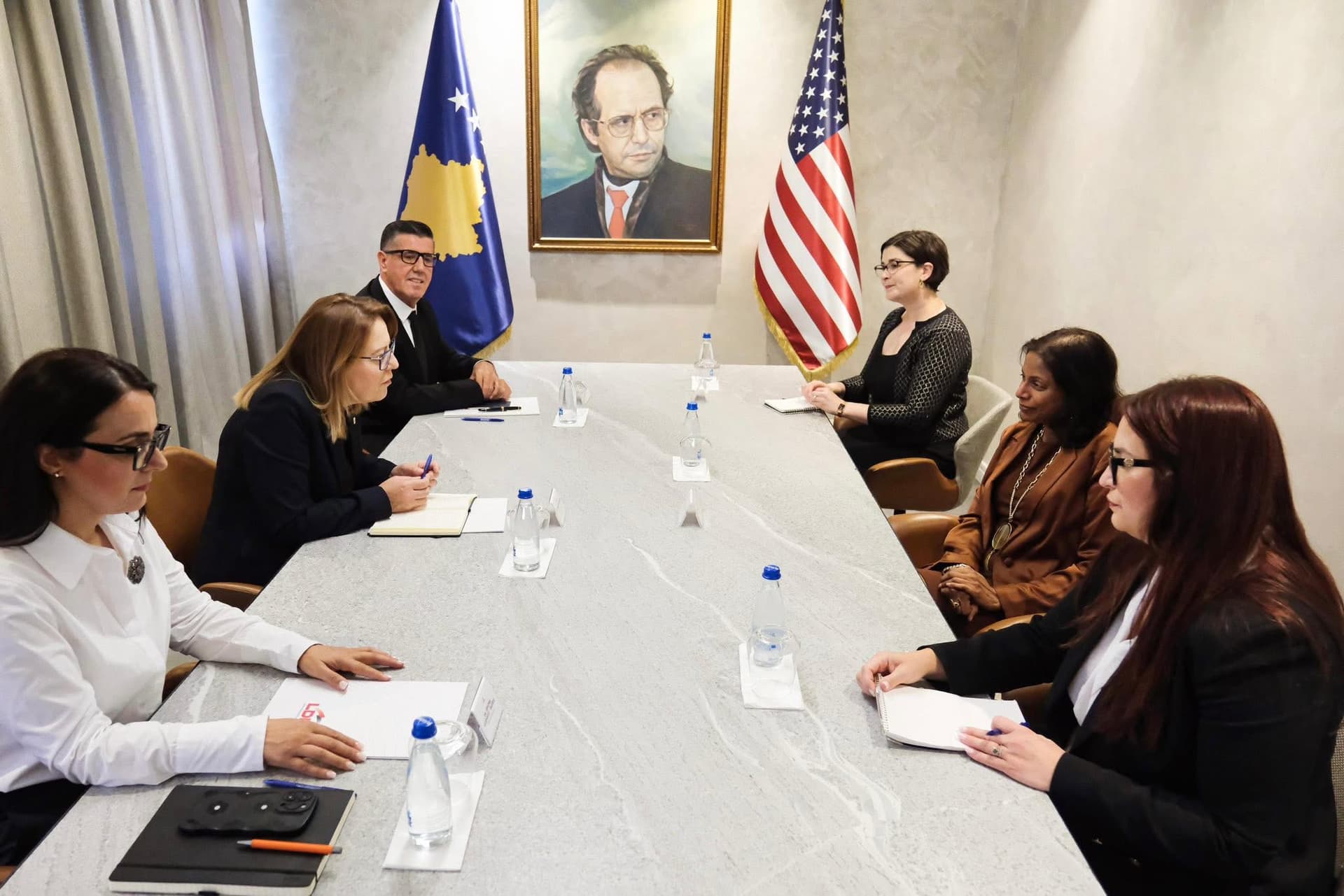 E Ngarkuara me Punë e Ambasadës së SHBA-së në LDK, diskutohet bllokada institucionale dhe vendimi nga Kushtetuesja