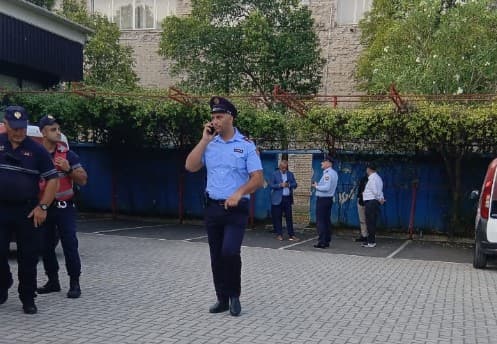 Shqipëri: Policia rrethon objektin e Televizionit “News 24”, ndërpritet sinjali – reagon Asociacioni i Gazetarëve