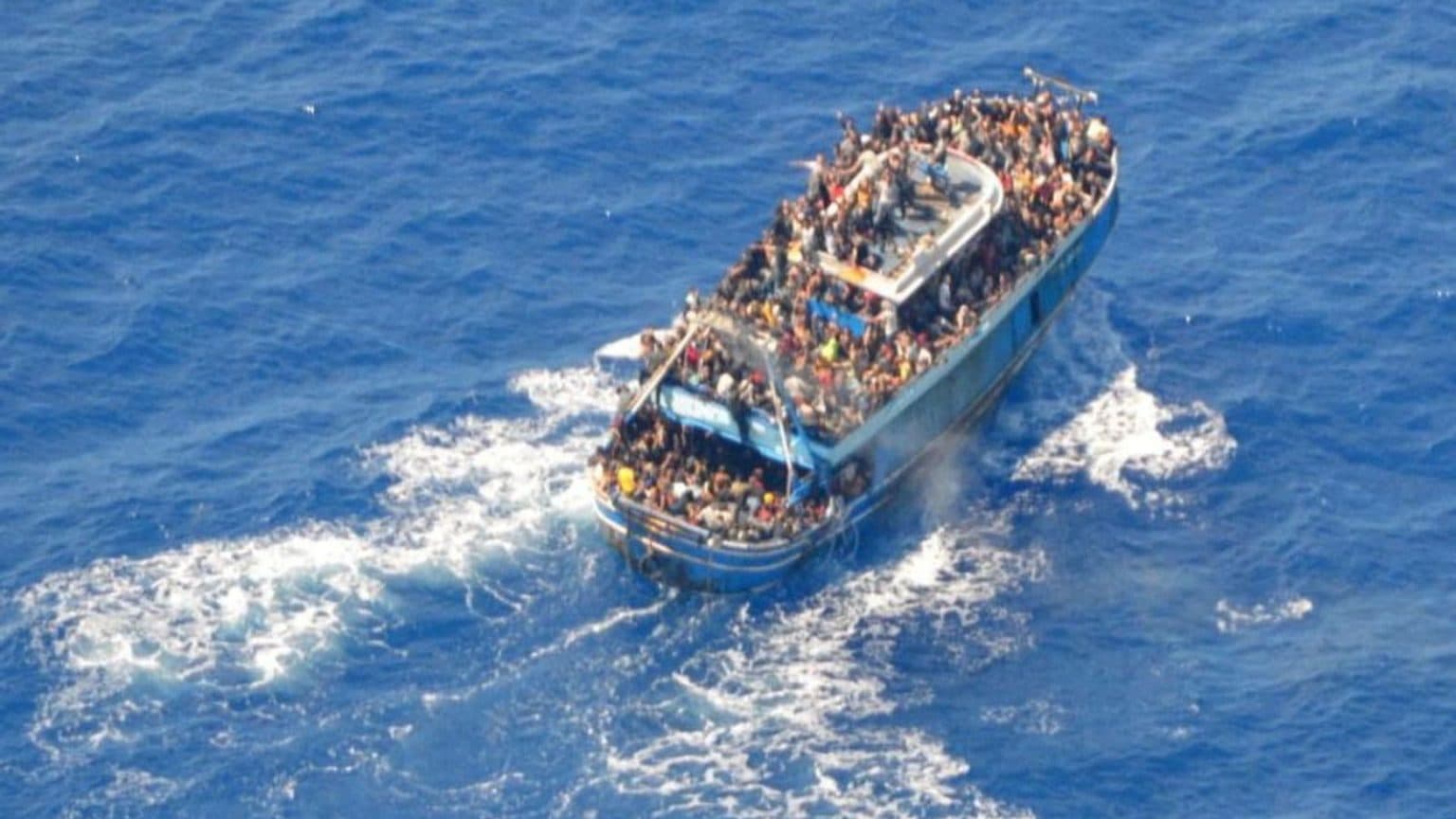 Të paktën 22 të vdekur pas fundosjes së dy anijeve me migrantë në Itali