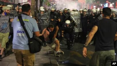 Përleshje mes protestuesve dhe policisë në Serbi