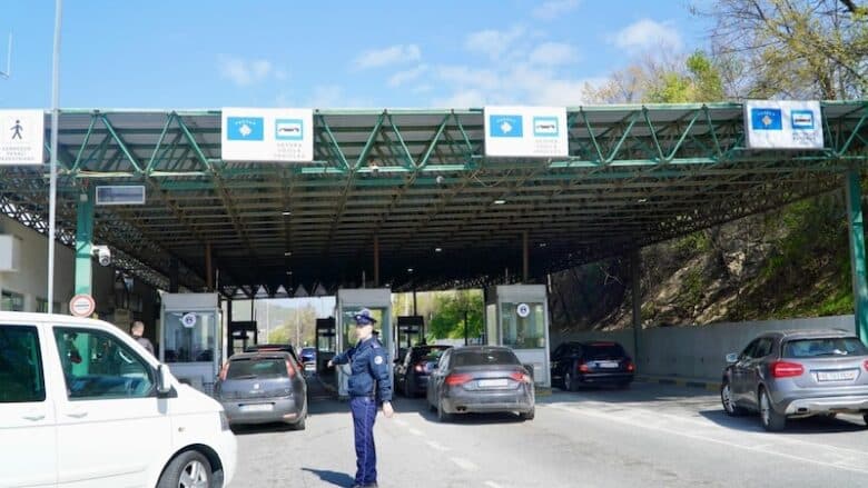 Mbyllet pika kufitare në Glloboçicë për shkak të zjarreve në Maqedoninë e Veriut