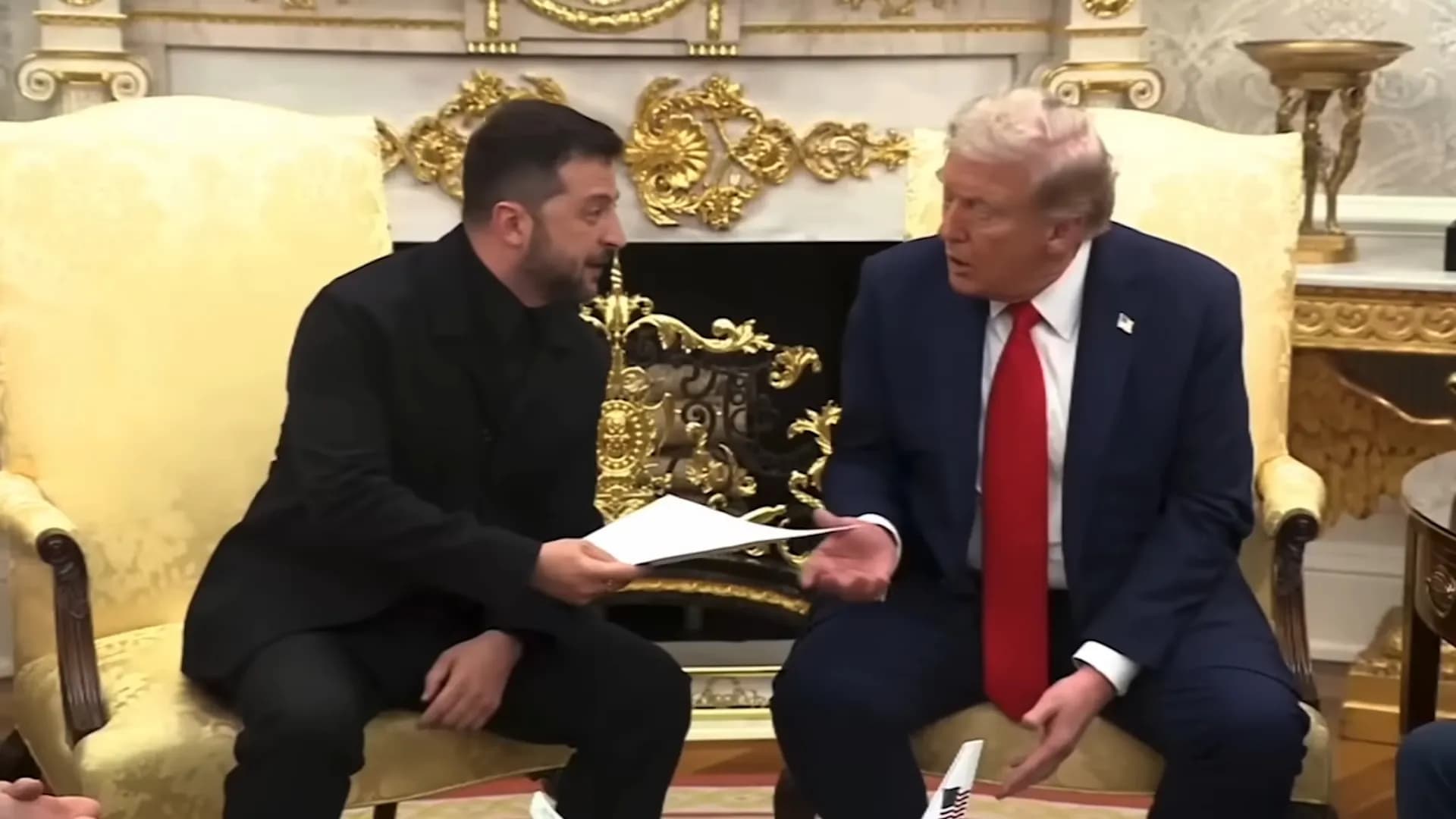 “Nuk është për ty, por për gruan tënde” – Zelensky i dorëzon Trumpit një letër, plasin të qeshurat në sallë
