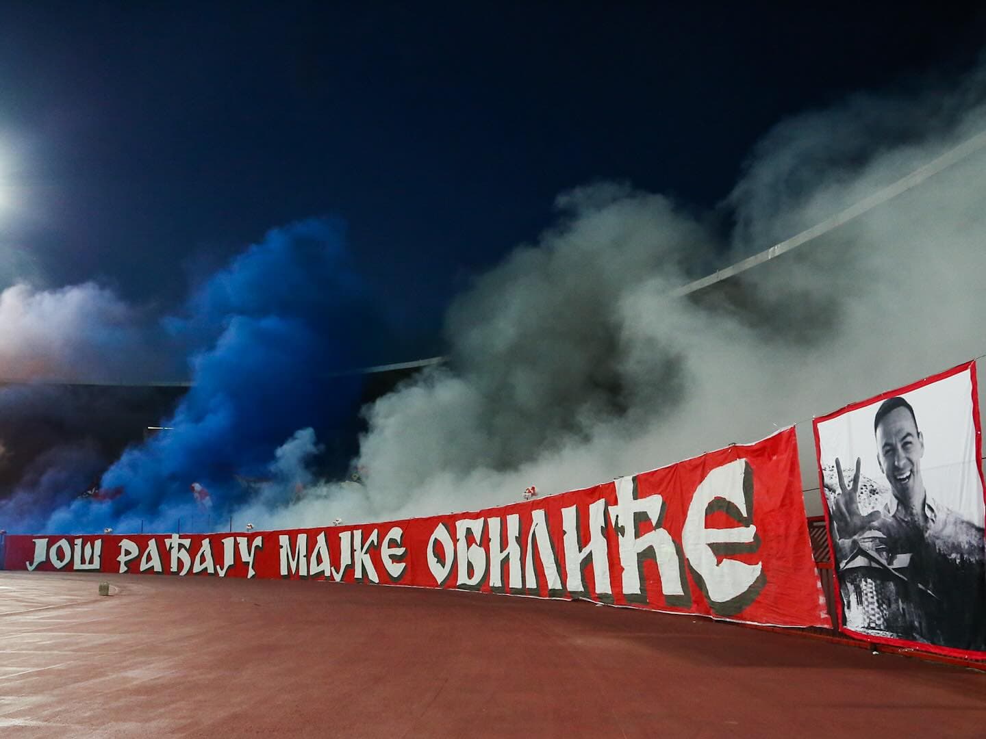 Tension në stadiumin e Beogradit: Mesazhe për Kosovën nga tifozët serbë