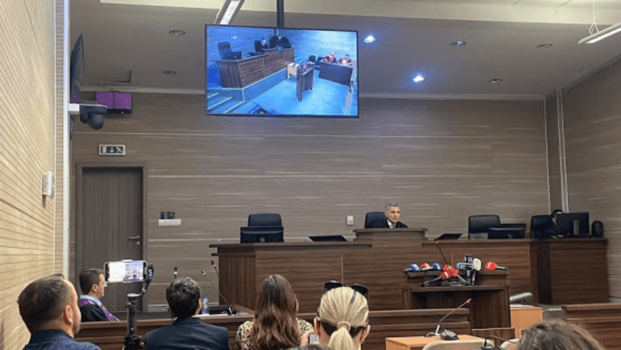 Kurti arrin në Gjykatën Themelore