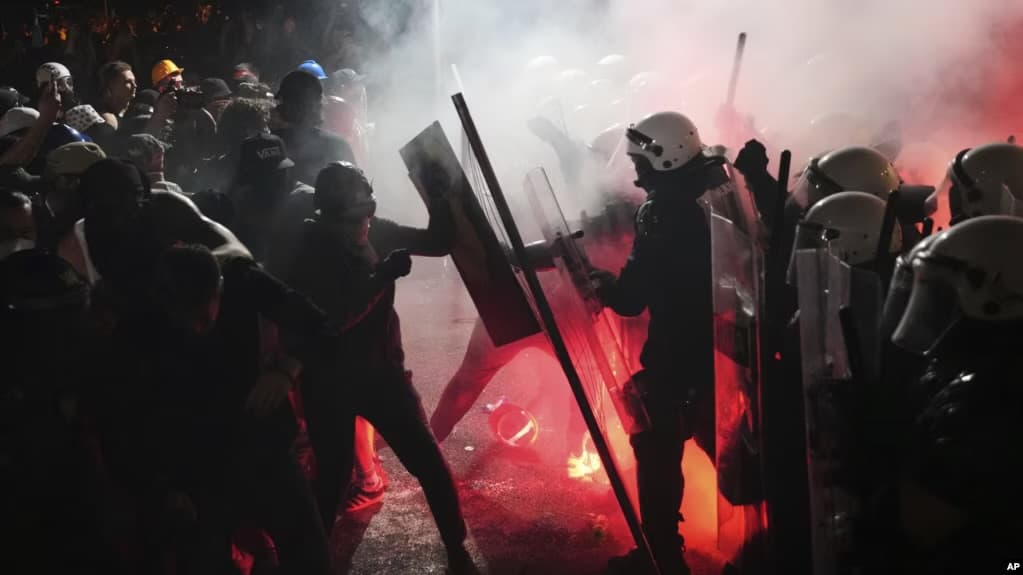 Policia përdori gaz lotsjellës për t’i shpërndarë protestuesit në Novi Sad