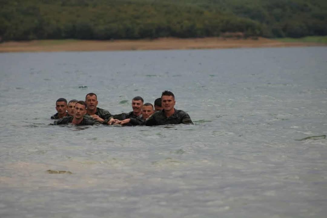 “Mbijetesa në ujë” – fotografi nga trajnimi sfidues i ushtarëve të FSK-së
