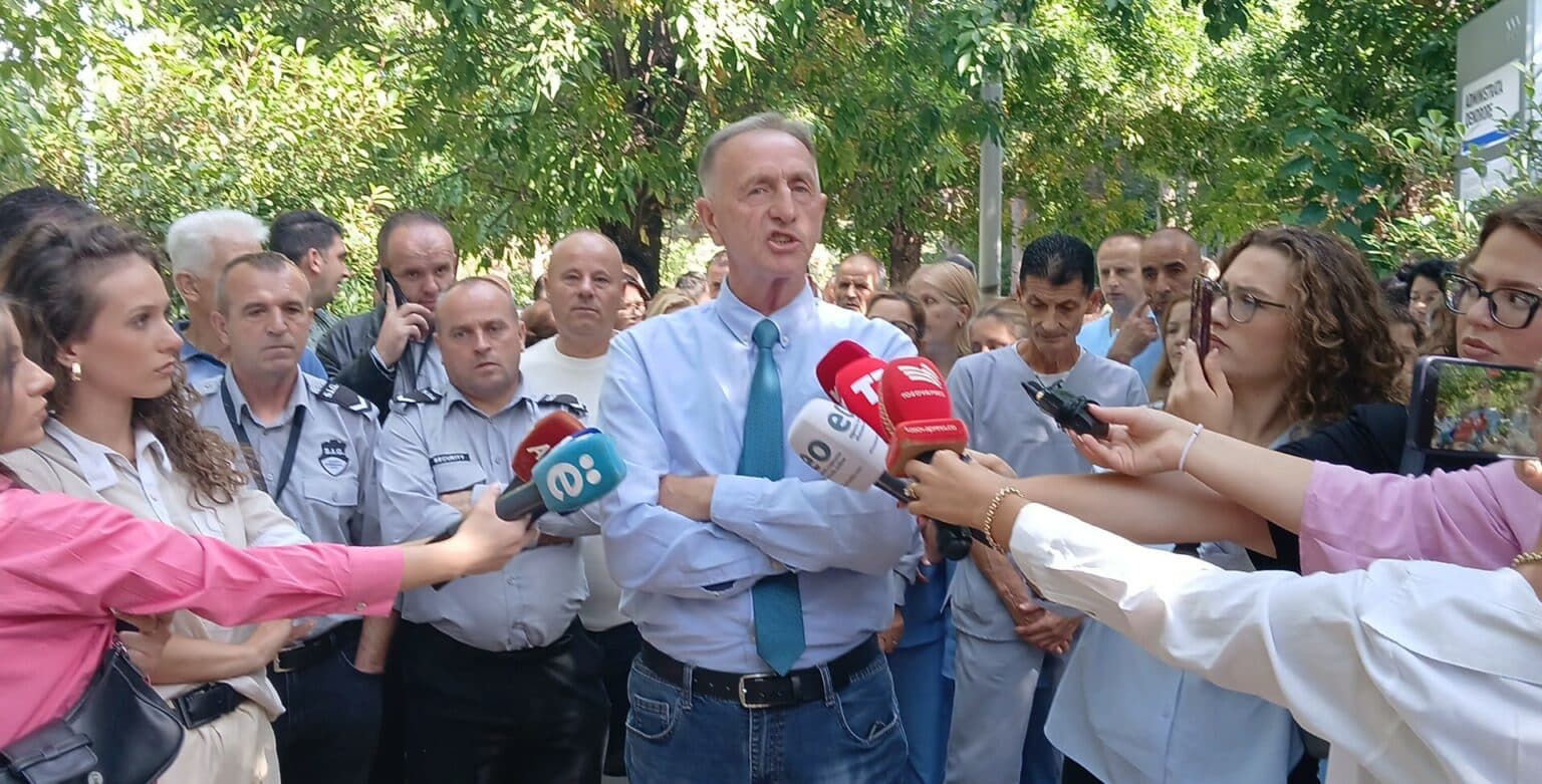 Punëtorët teknikë të sektorit privat protestojnë për rritje pagash, kërkojnë barazi me sektorin publik