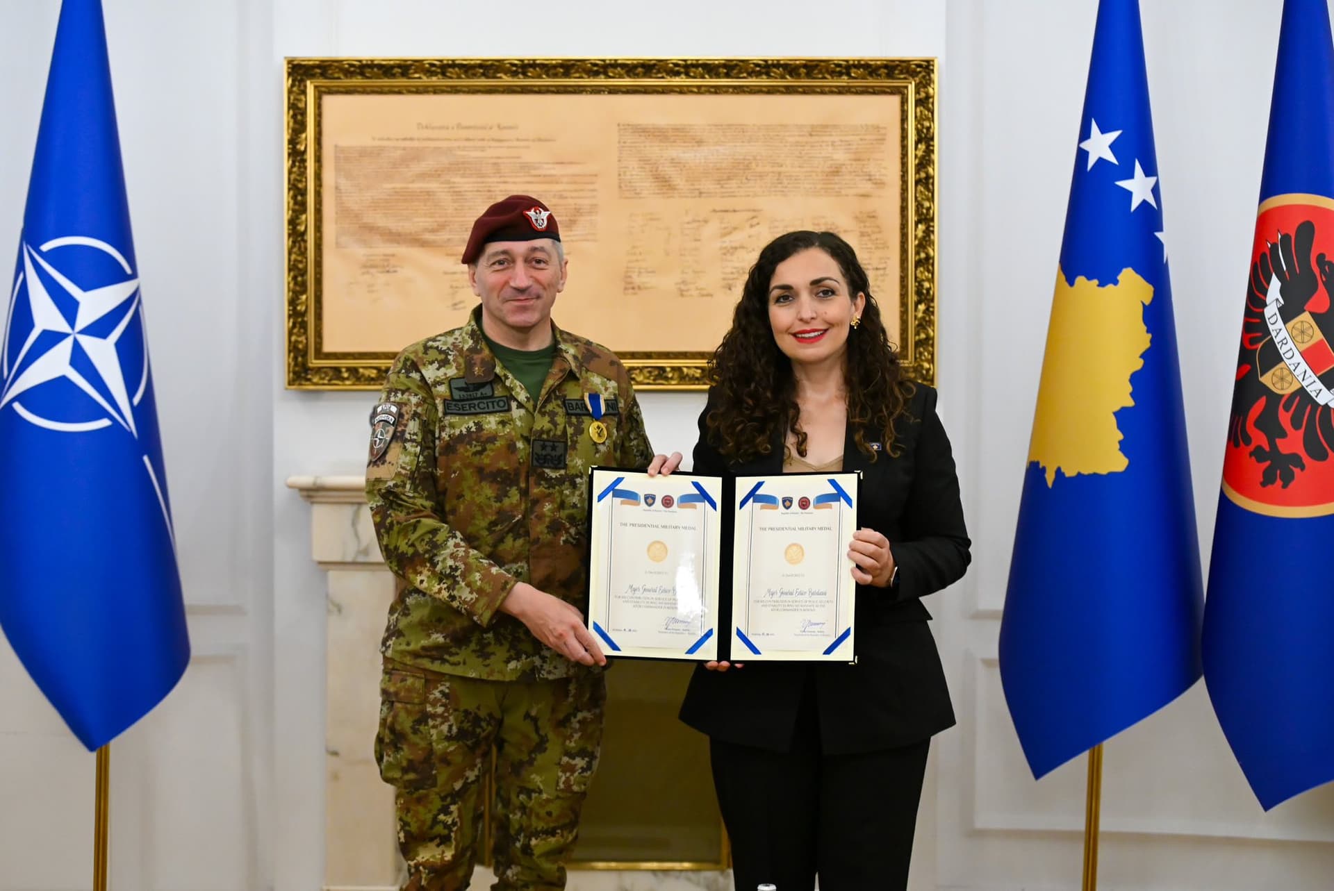 Osmani dekoron komandantin e KFOR-it me Medaljen Presidenciale Ushtarake