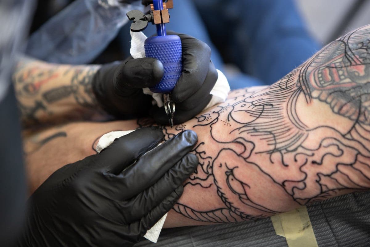 Studimi zbulon: Personat me tatuazhe preken më rrallë nga melanoma