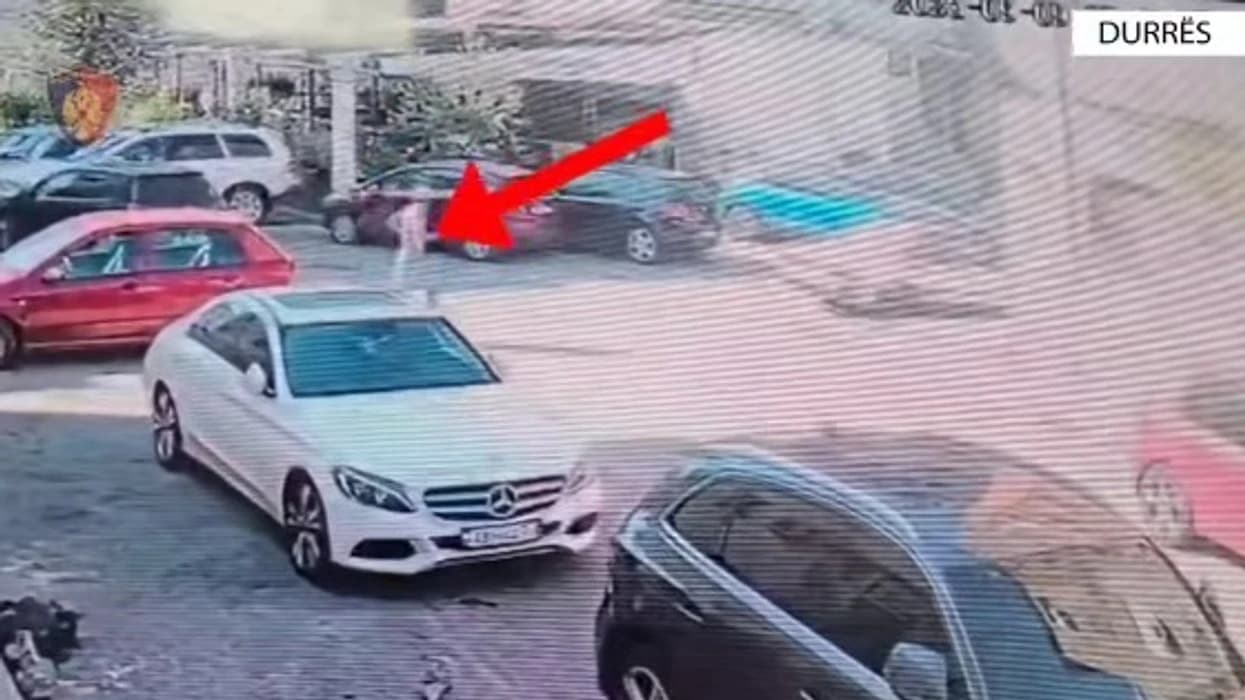 Shqipëri: Policia publikon pamje të personit që vidhte qaforet e grave në rrugë