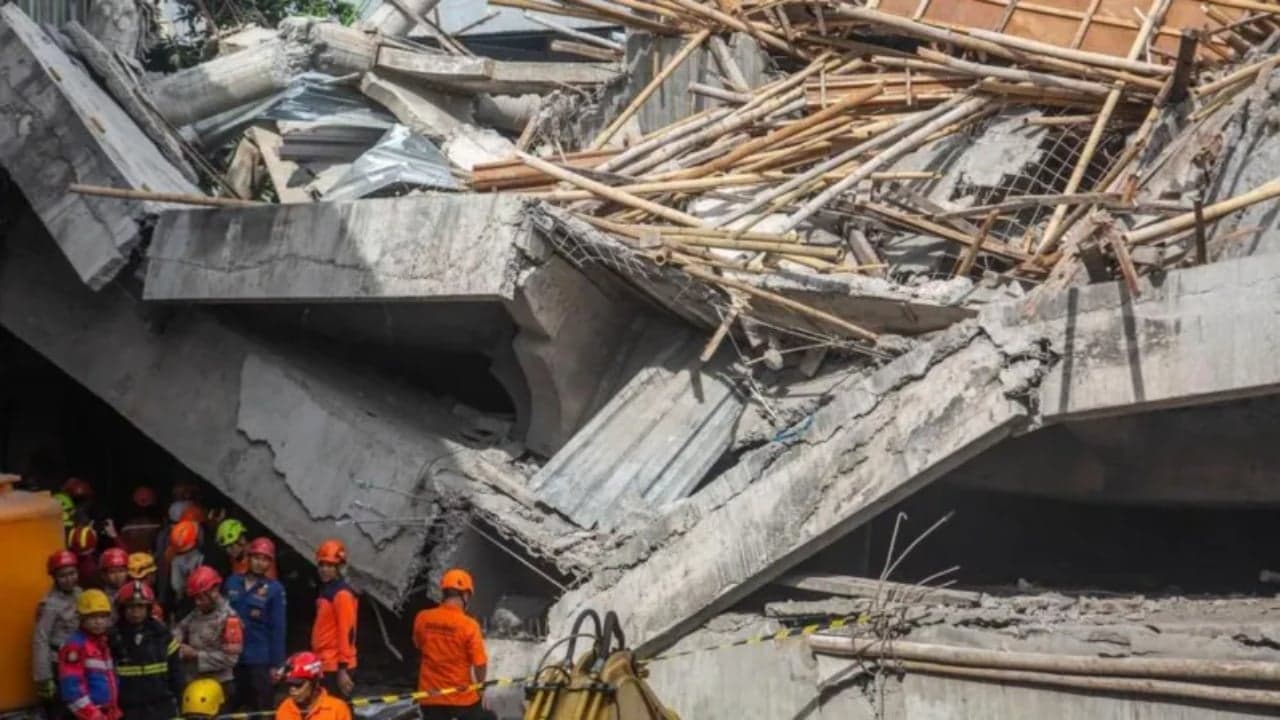 Shembet shkolla islame në Indonezi, dhjetëra studentë të bllokuar, 3 të vdekur dhe 99 të plagosur