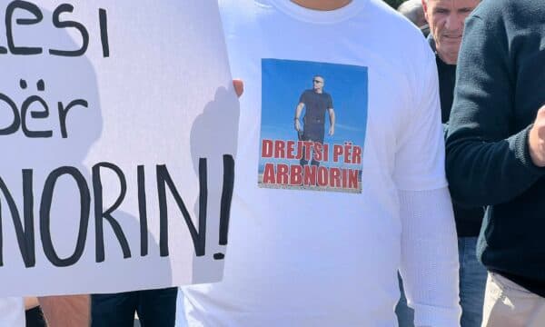 Babai i ish-policit Spahiu: Ai po vuan, po mbahet padrejtësisht në burg