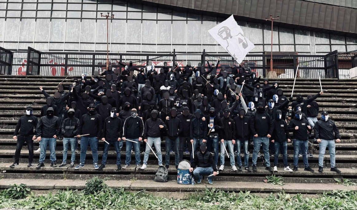 Dy policë morën lëndime, katër tifozë u shoqëruan në stacionin policor/ Detaje të reja nga tentim përleshja mes “Plisave” dhe “Ujqve”