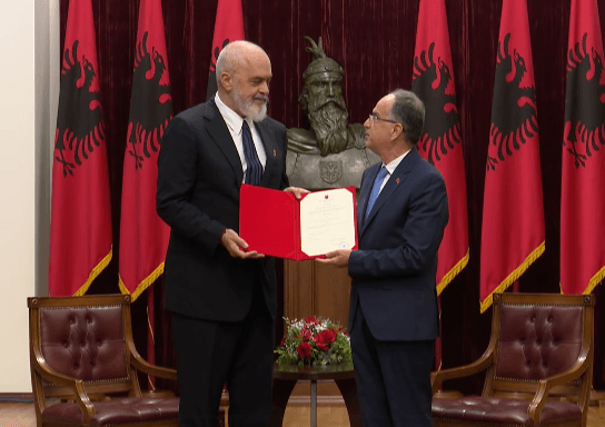 Edi Rama pranon dekretin për qeverinë e re