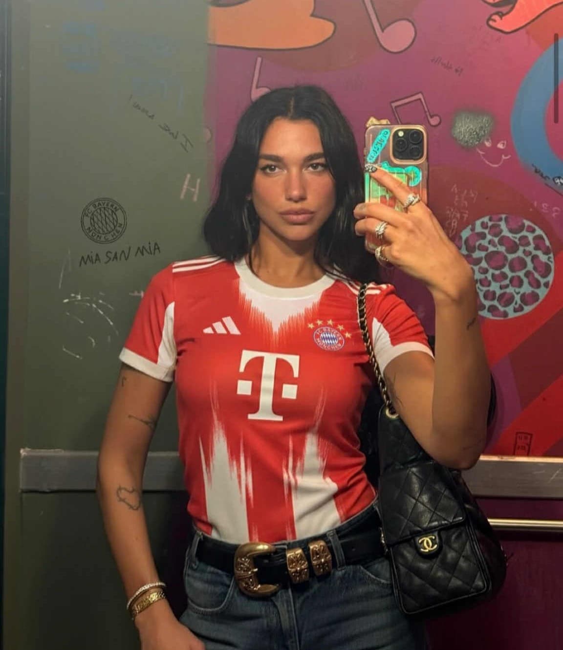 Dua Lipa me fanellën e Bayern Munichut – Klubi gjerman i dërgon mesazh të veçantë
