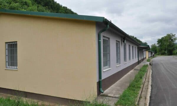 Tre emigrantë arratisen nga Qendra e Mbajtjes për Emigrantë, dy nga Bangladeshi dhe një nga Maroku