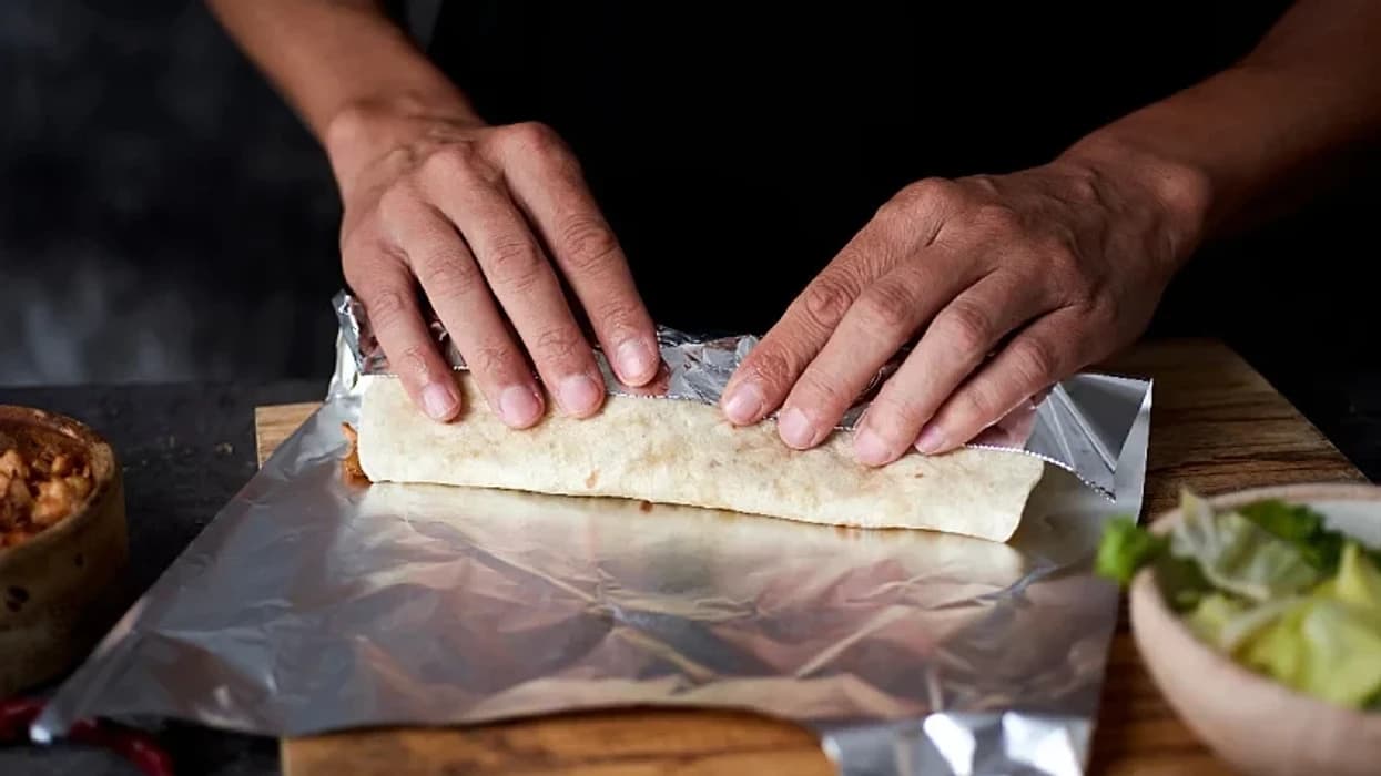 A duhet të ruani ushqimet e mbetura në letër alumini?