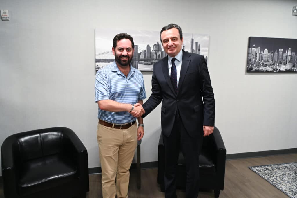 Kongresisti Lawler, në këtë takim, e informoi kryeministrin Kurti për vendimin e tij për t’iu bashkuar Kaukusit të Çështjeve Shqiptare në Kongresin Amerikan
