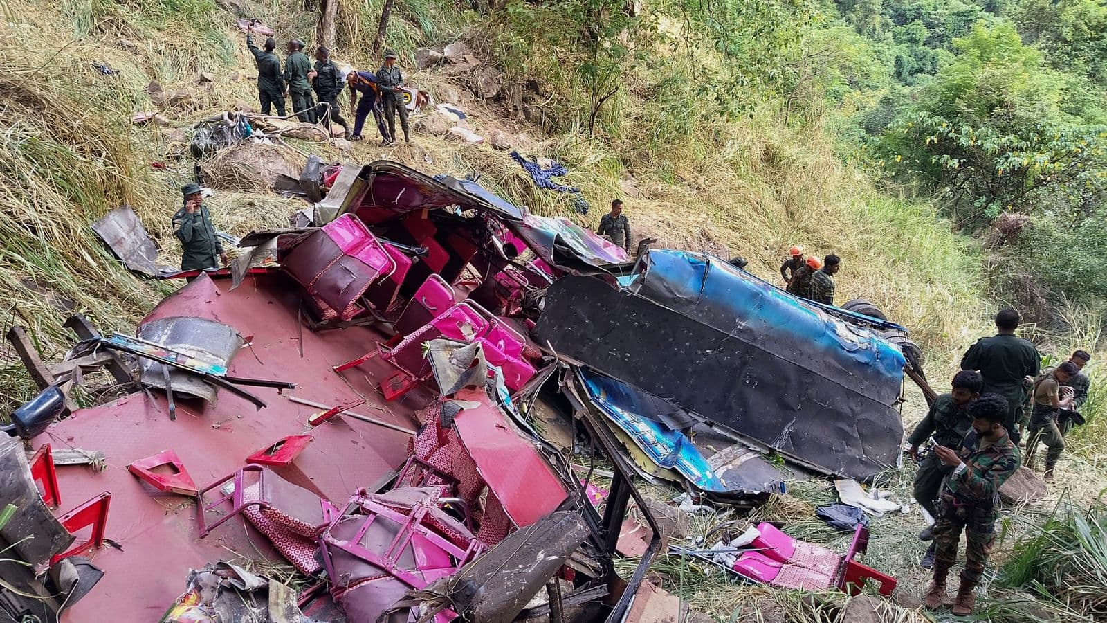 Aksident fatal në Sri Lanka: Autobusi rrëzohet nga një shkëmb 300 metra – vdesin 15 persona
