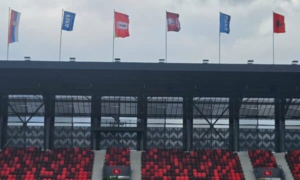 Pas tensioneve, flamuri kuqezi valon në Leskovc