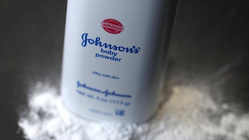 Johnson & Johnson detyrohet të paguajë 966 milionë dollarë për rastin e kancerit nga talku