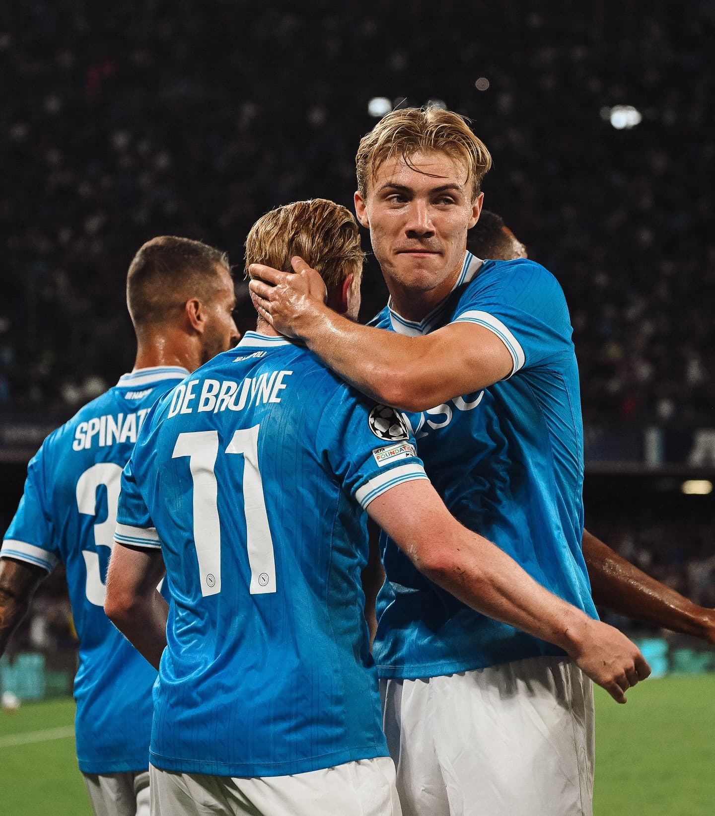 Napoli përmbys Genoan dhe ngjitet në krye të Serie A