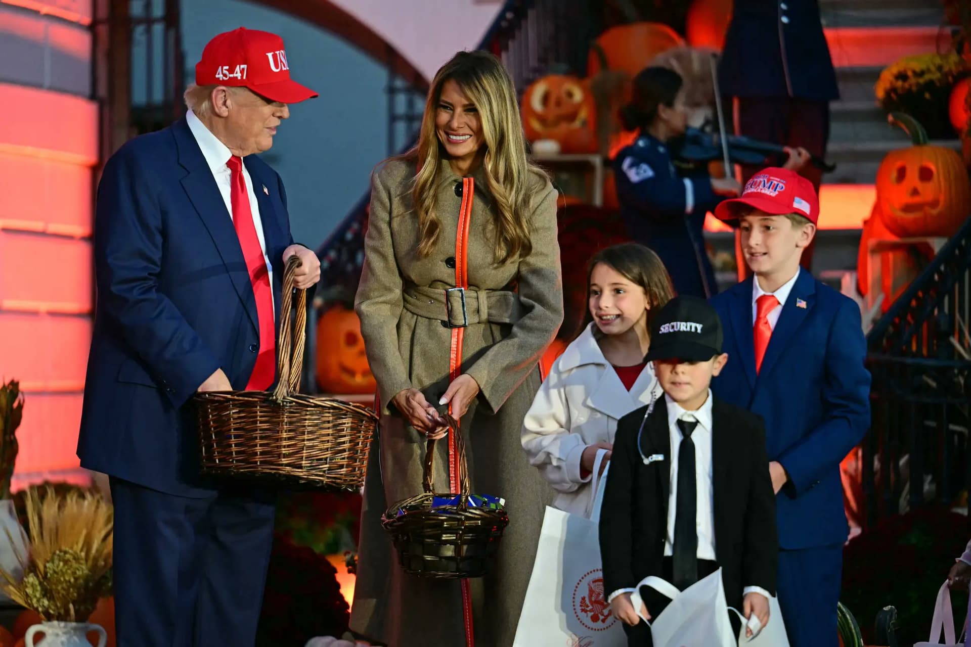 Trump dhe Melania shpërndajnë çokollata në Shtëpinë e Bardhë