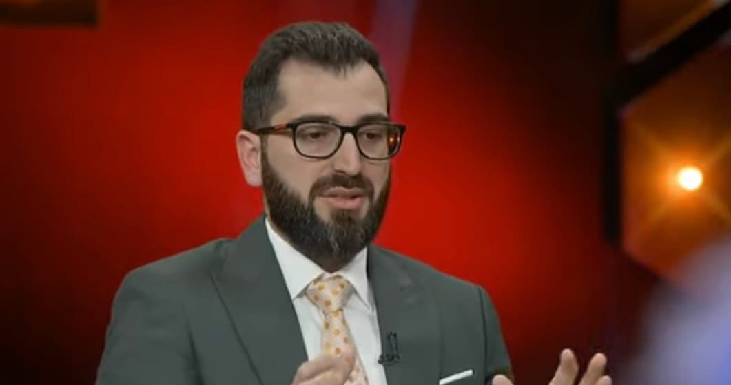 “Vendosni emra shqip”, hoxhë Ensar Sinani kritikon prindërit për emrat që po ua vendosin fëmijëve