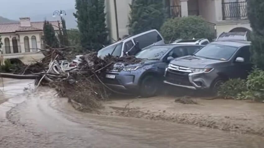 Përmbytje masive nga reshjet e dendura të shiut në Bullgari