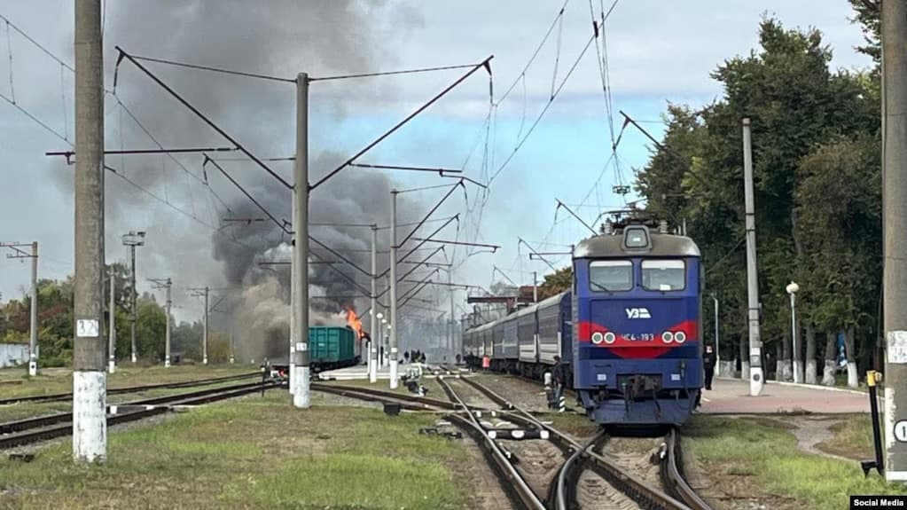 Të paktën 30 të lënduar nga sulmi rus në një tren pasagjerësh në Shostka të Ukrainës