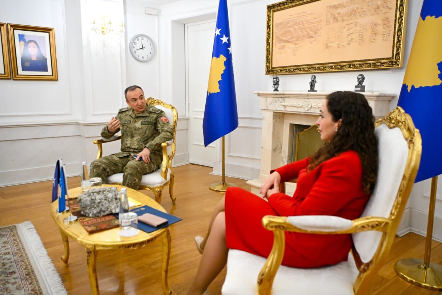 Osmani pret në takim komandantin e KFOR-it, diskutohet për sigurinë në Kosovë dhe rajon