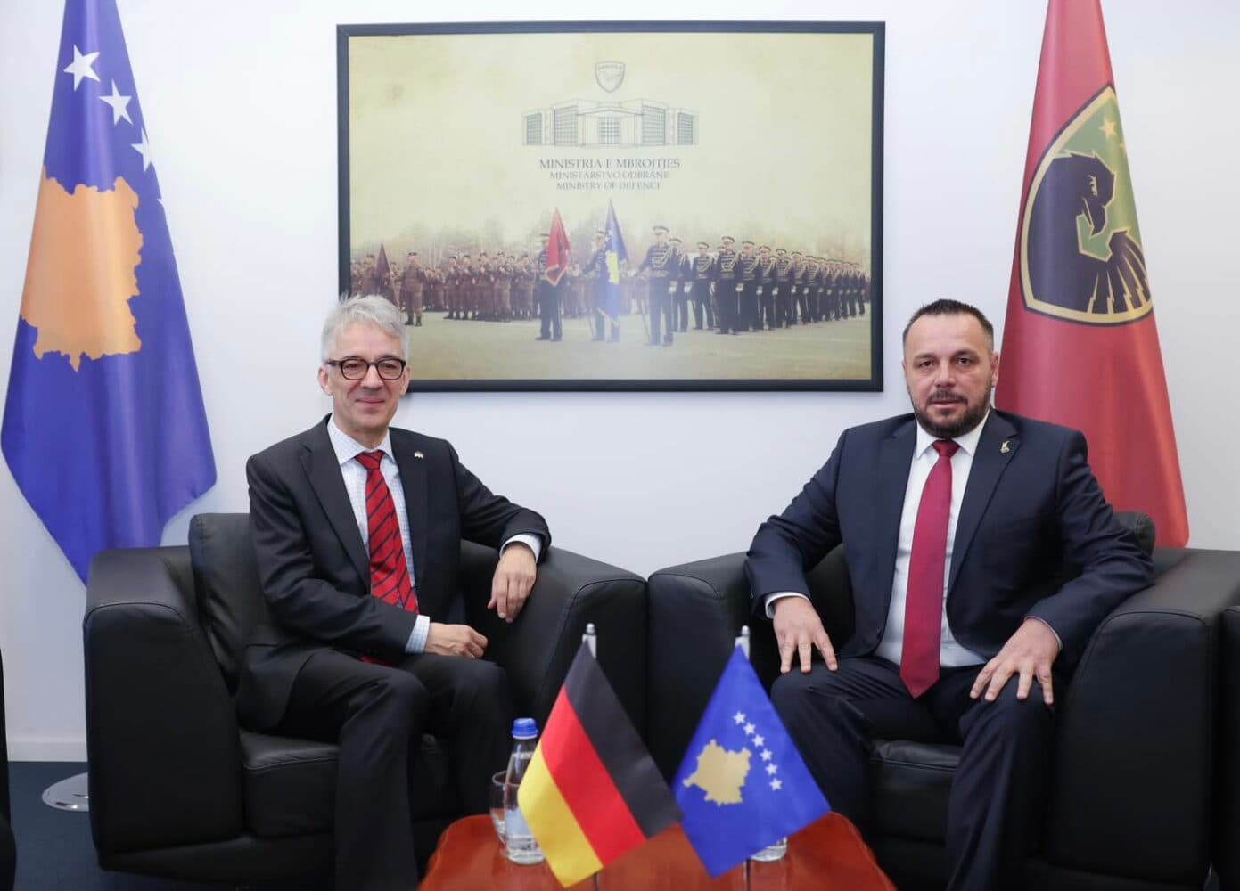 Maqedonci takohet me ambasadorin gjerman, diskutojnë për sigurinë në vend dhe kapacitetet aktuale të FSK-së