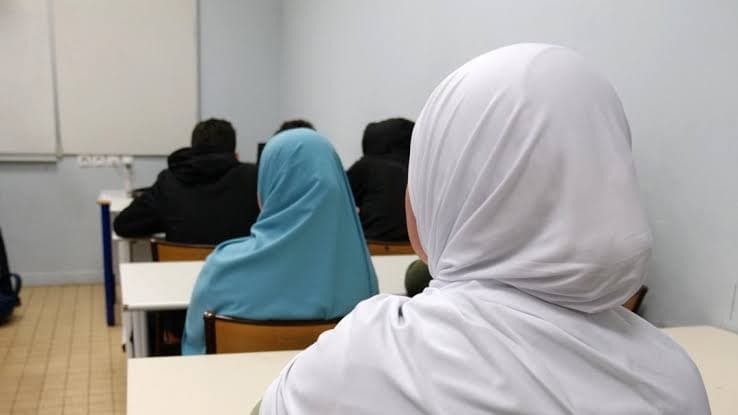 Supremja refuzon padinë për mbulesën islame në shkolla: Udhëzimi administrativ është i bazuar në ligj