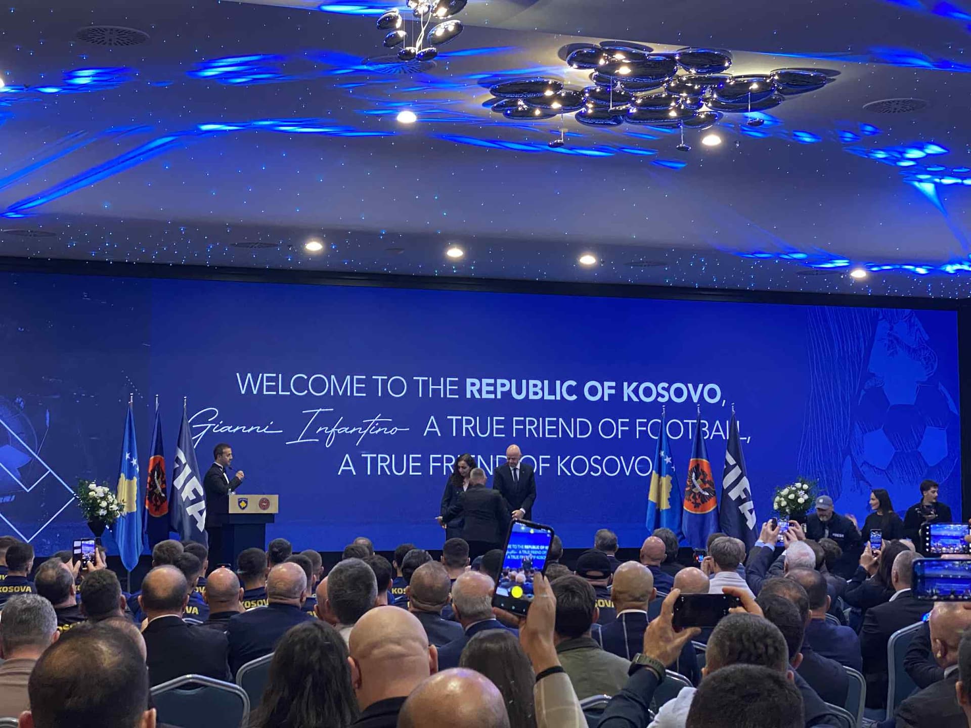 Gianni Infantino mbërrin në Kosovë, pritet dhe dekorohet nga Presidentja Osmani