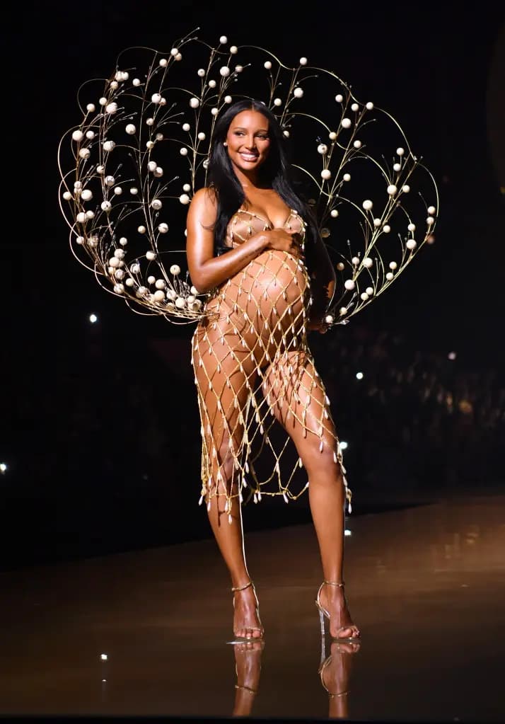 Modelja e njohur, Jasmine Tookes, hapi shfaqjen e “Victoria’s Secret 2025” 9 muajshe shtatzënë