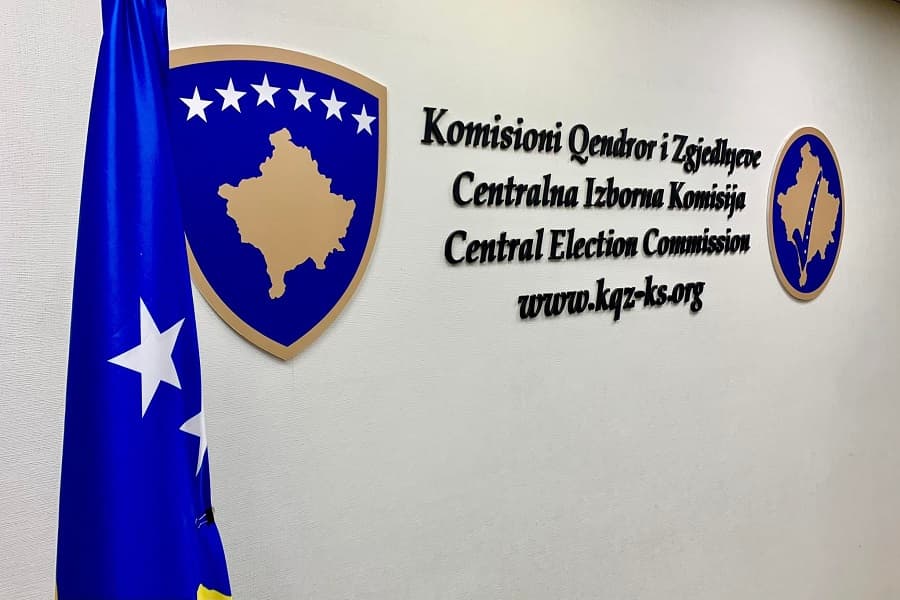 Mungesa e shiritit ngjitës në votimin me postë, KQZ del me sqarim