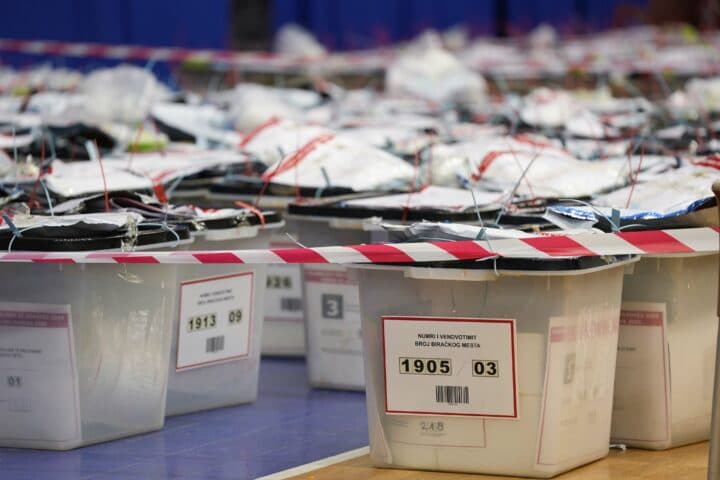 Fillon numërimi i fletëvotimeve nga votimi me postë jashtë Kosovës