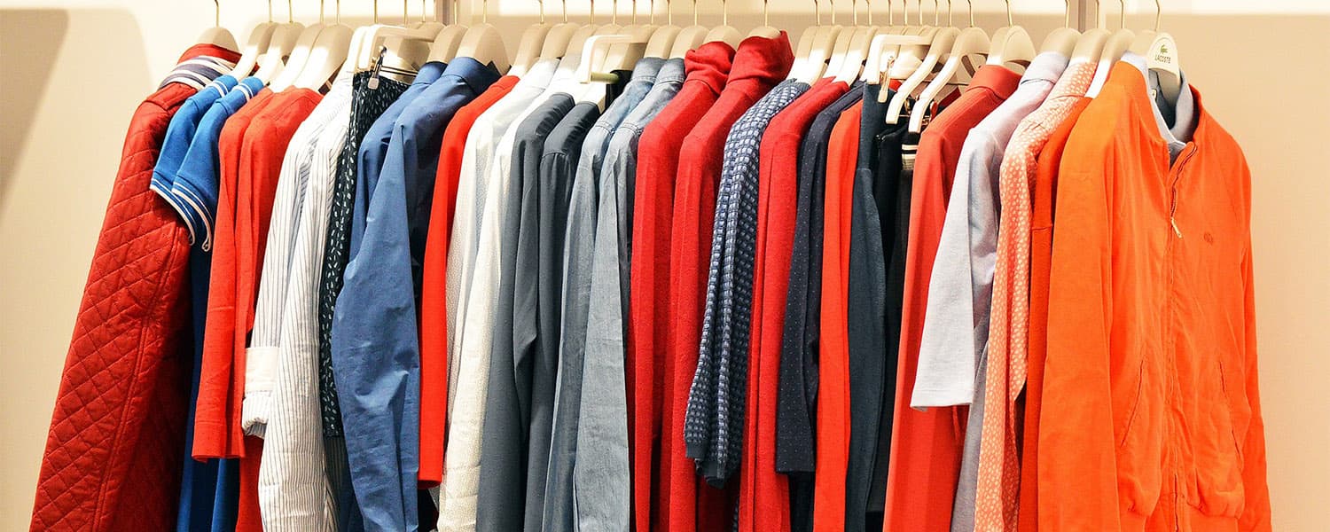 Psikologjia pas rrobave: Ja se si ndikojnë veshjet në sjellje dhe vetëbesim