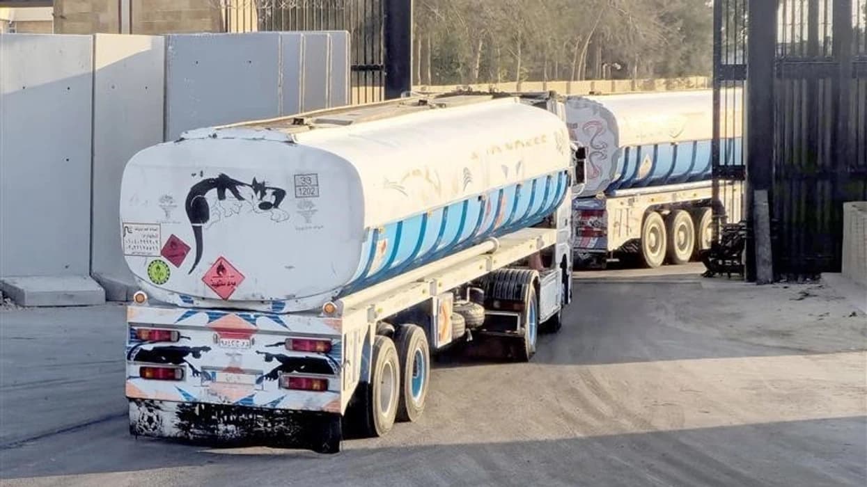 Kamionët me ndihma humanitare qëndrojnë në pritje në kufi, ndërsa Izraeli mban të mbyllur pikën e kalimit