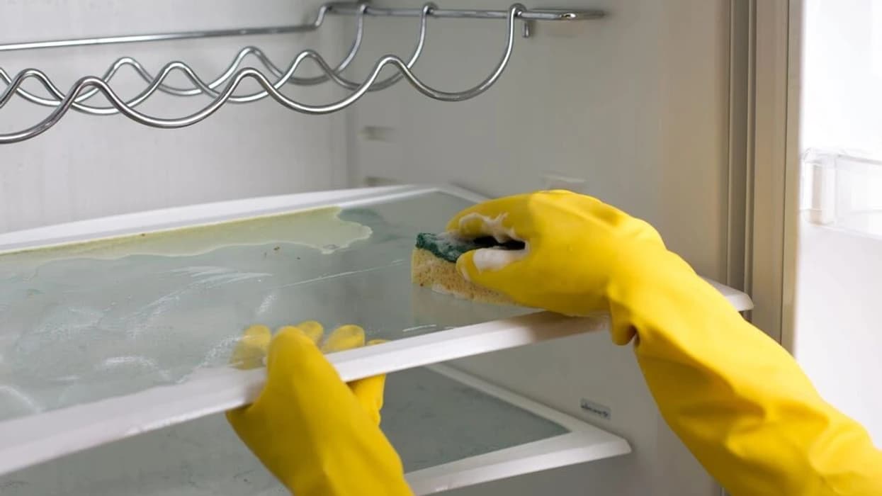 Largoni aromën e keqe në frigorifer duke spërkatur këtë përbërës të ëmbëlsirave