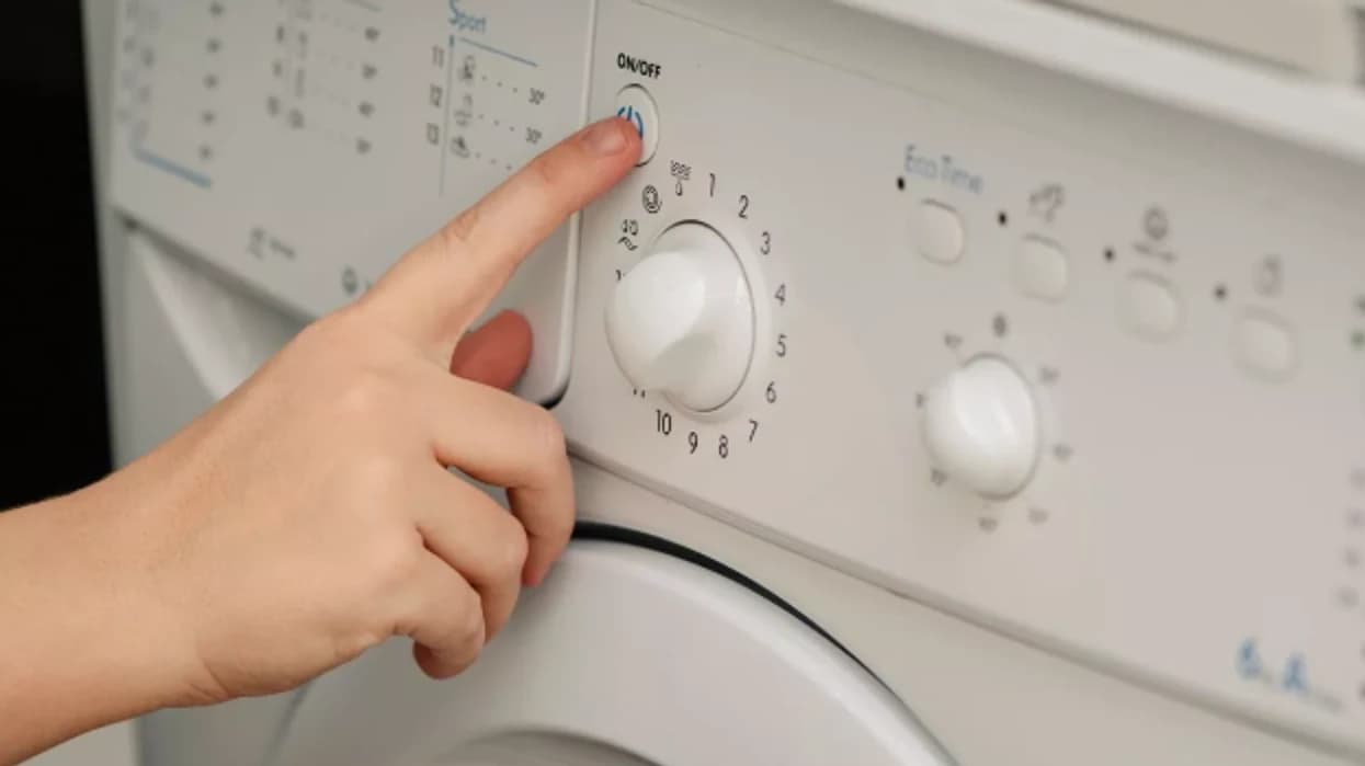 Si të thahen rrobat më shpejt në dimër – pa tharëse