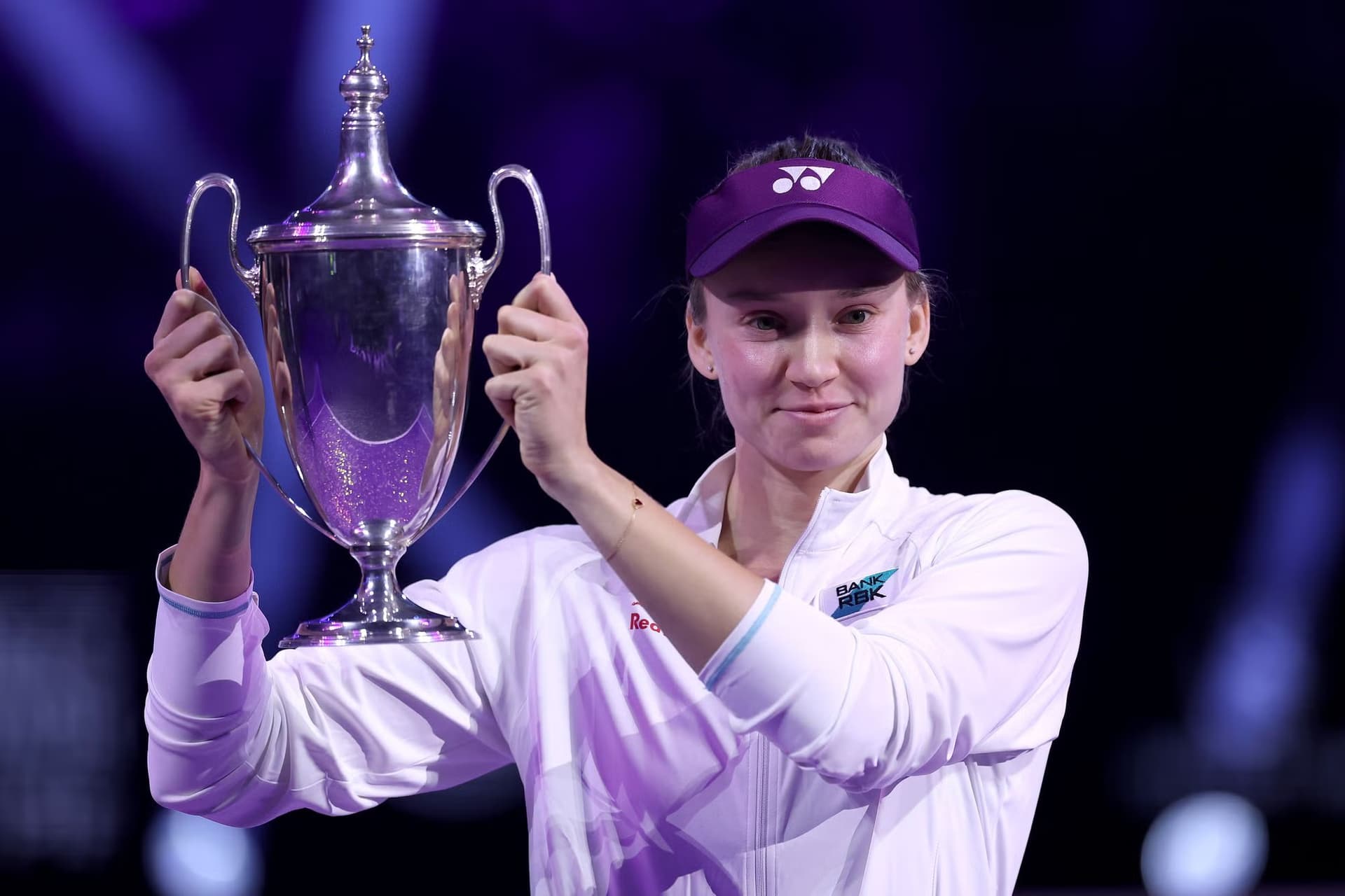 Elena Rybakina triumfon në WTA Finals, mund Aryna Sabalenkën në finale