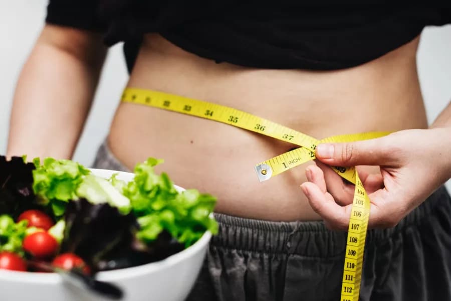 Pse shtojmë në peshë edhe kur hamë pak? Mjeku zbulon keqkuptimet më të zakonshme rreth metabolizmit