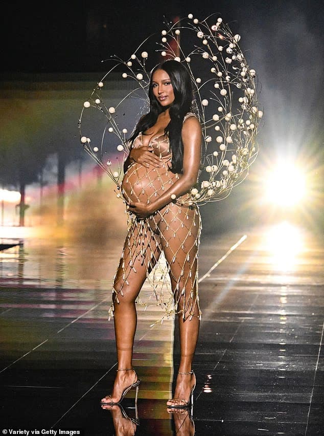 Vetëm 13 ditë pas sfilatës së saj mahnitëse në “Victoria’s Secret”, Jasmine Tookes bëhet nënë për herë të dytë!