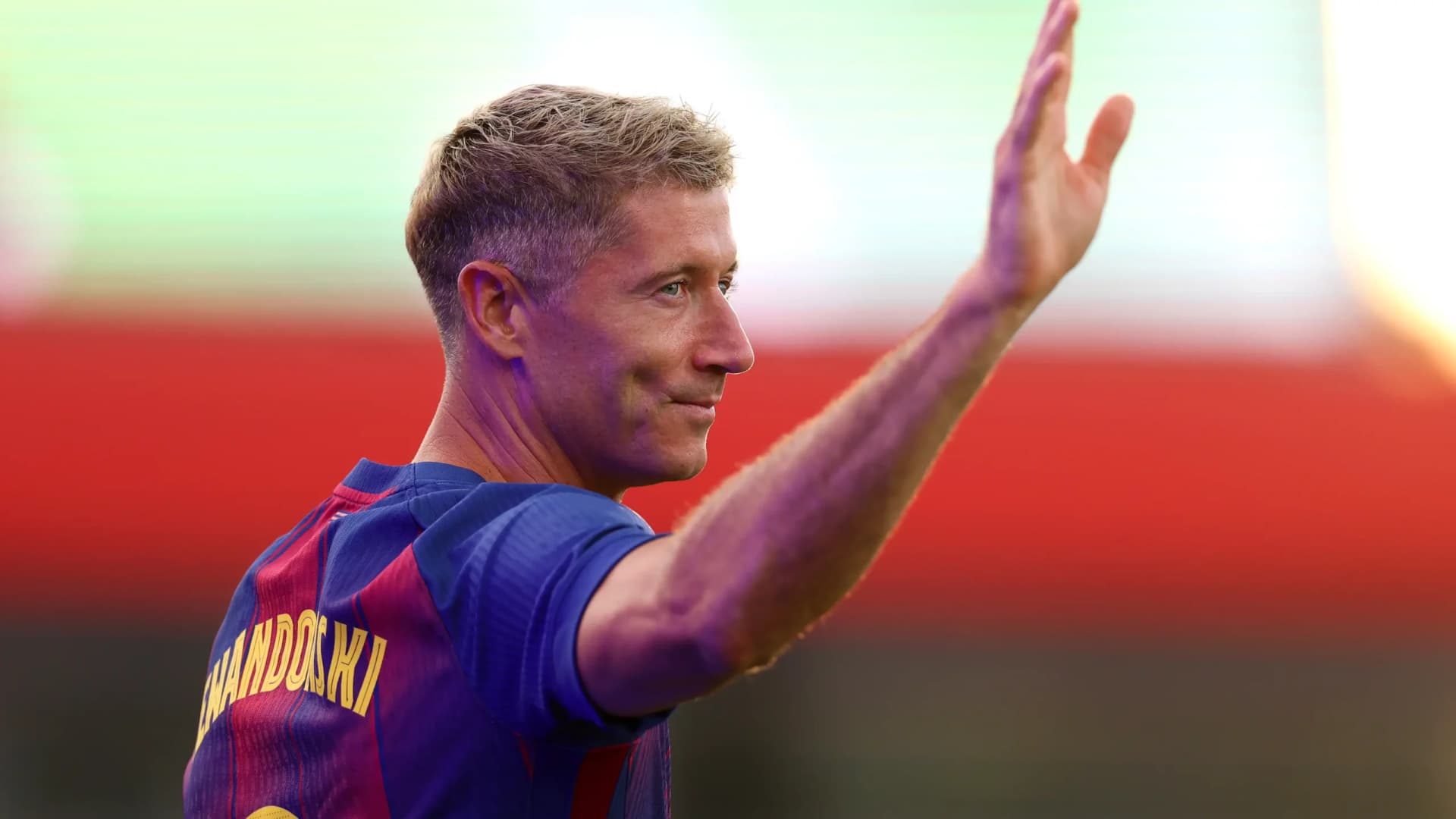 Lewandowski lë pas Neymarin në historinë e Barcelonës