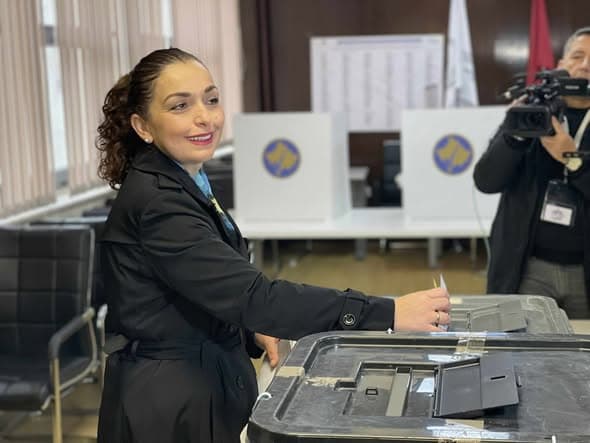 Voton presidentja e Kosovës, Vjosa Osmani
