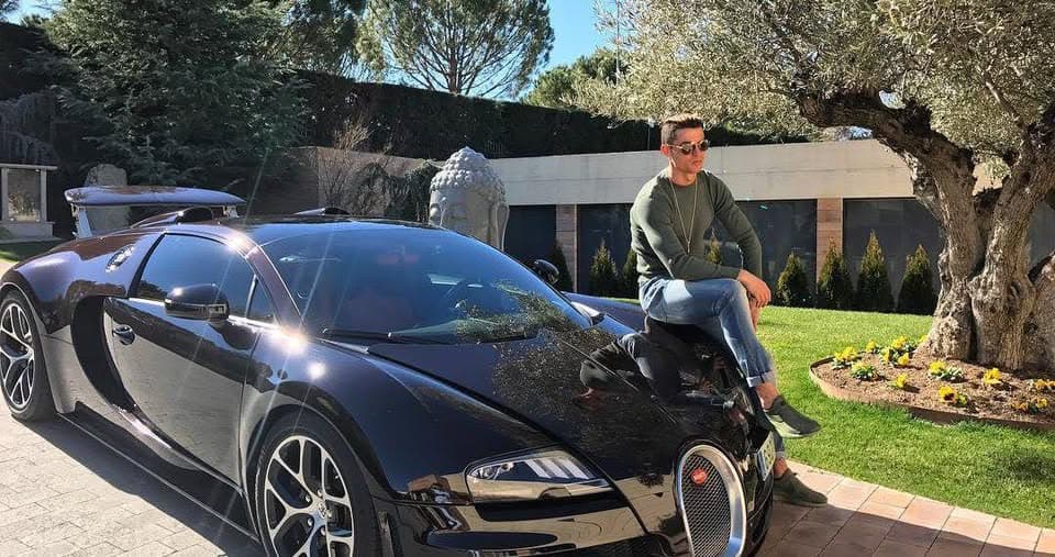 Cristiano Ronaldo zbulon luksin e tij të jashtëzakonshëm: “Kam 40 makina, por nuk i ngas më!”