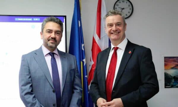 Ambasadori britanik Hargreaves viziton KQZ-në, uron një proces zgjedhor të mbarë
